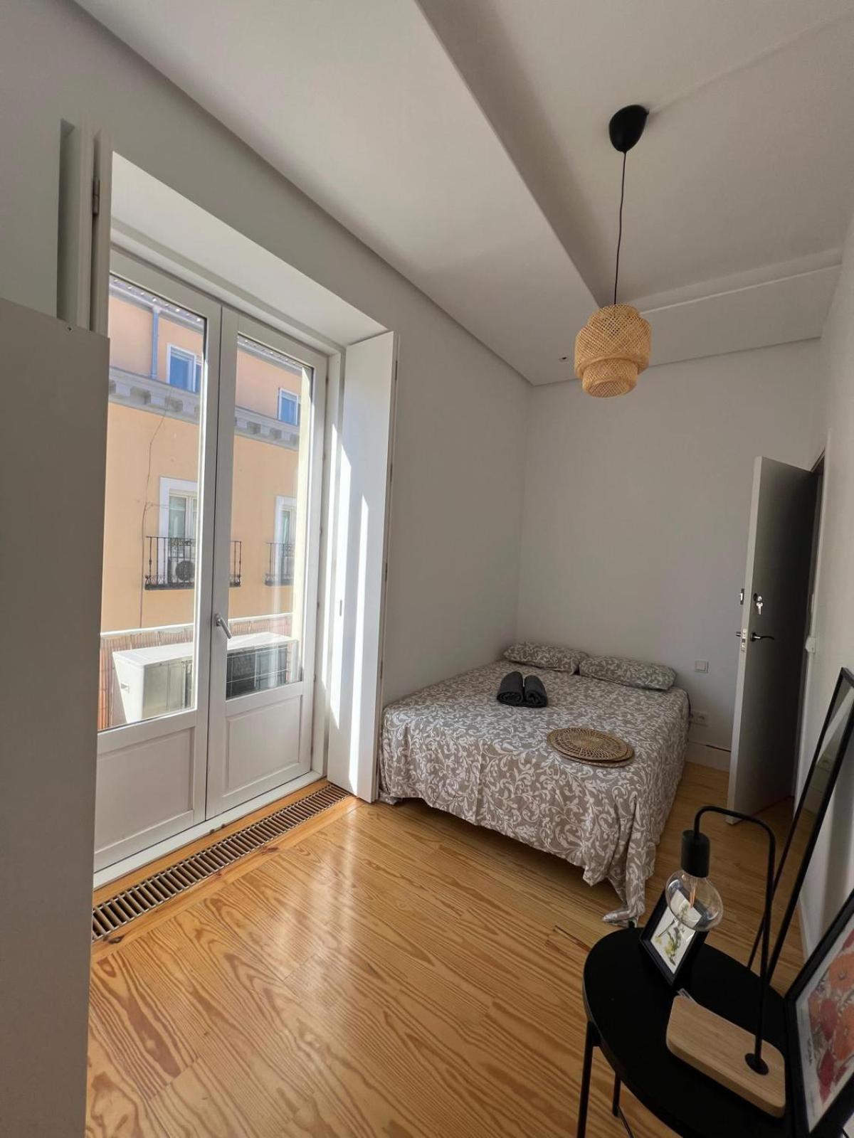 Private Rooms In Magdalena Street Madrid Exterior photo