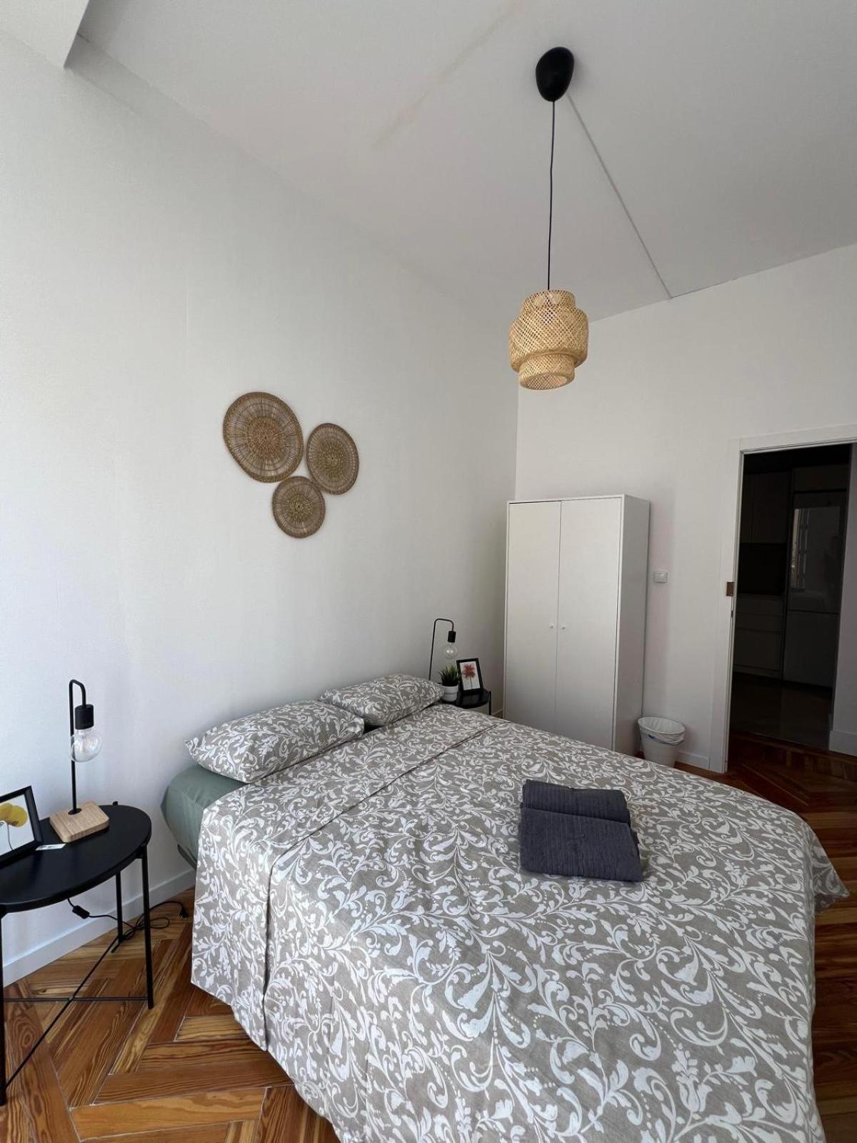 Private Rooms In Magdalena Street Madrid Exterior photo